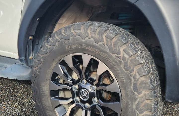 
								TOYOTA HILUX GR 2.8D AUT 4X4 full									