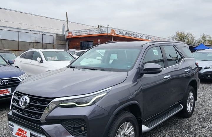 
								TOYOTA FORTUNER SRX 4X2 AUT 3 CORRIDAS DE ASIENTOS full									