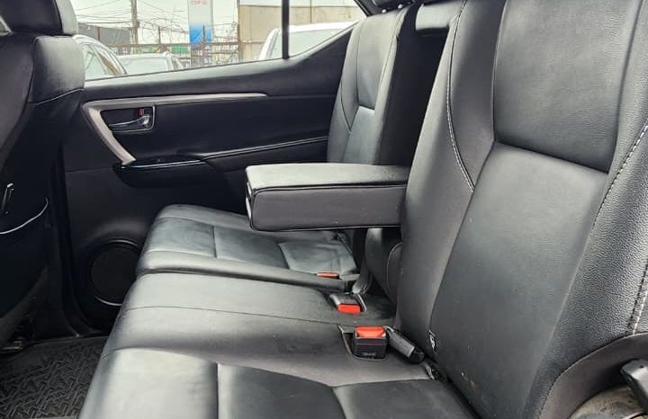 
								TOYOTA FORTUNER SRX 4X2 AUT 3 CORRIDAS DE ASIENTOS full									