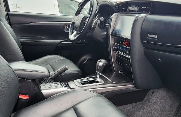 
								TOYOTA FORTUNER SRX 4X2 AUT 3 CORRIDAS DE ASIENTOS full									