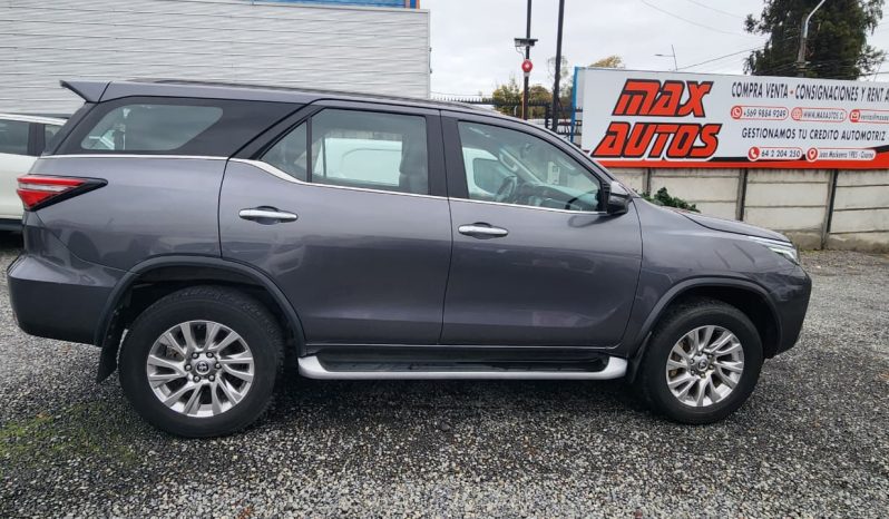 
								TOYOTA FORTUNER SRX 4X2 AUT 3 CORRIDAS DE ASIENTOS full									