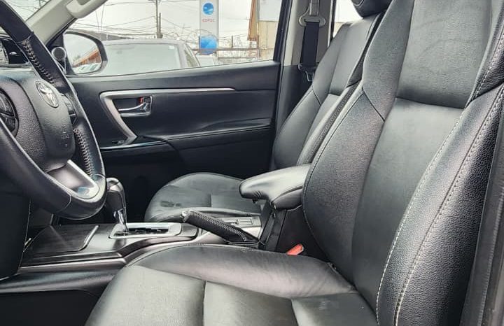 
								TOYOTA FORTUNER SRX 4X2 AUT 3 CORRIDAS DE ASIENTOS full									