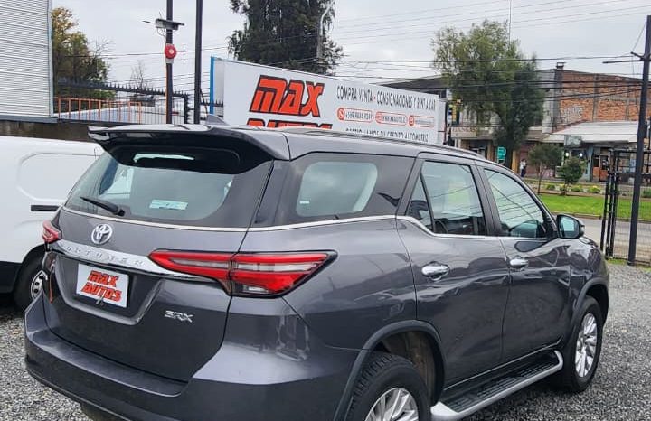 
								TOYOTA FORTUNER SRX 4X2 AUT 3 CORRIDAS DE ASIENTOS full									