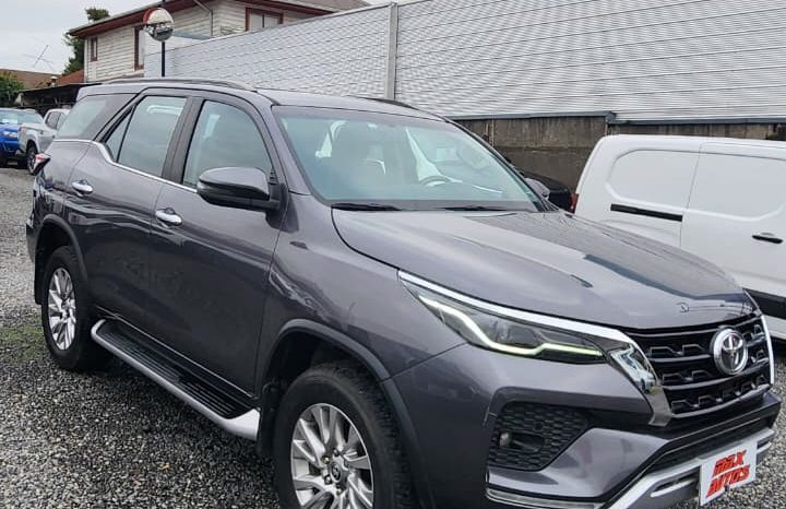 
								TOYOTA FORTUNER SRX 4X2 AUT 3 CORRIDAS DE ASIENTOS full									