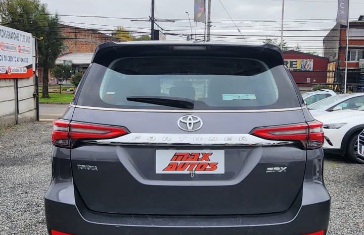 
								TOYOTA FORTUNER SRX 4X2 AUT 3 CORRIDAS DE ASIENTOS full									