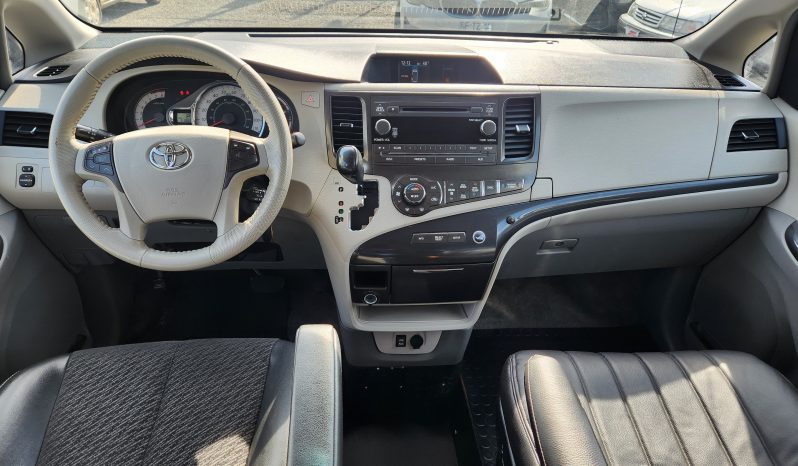
								TOYOTA SIENNA 3.5 AUT full									