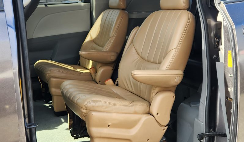 
								TOYOTA SIENNA 3.5 AUT full									