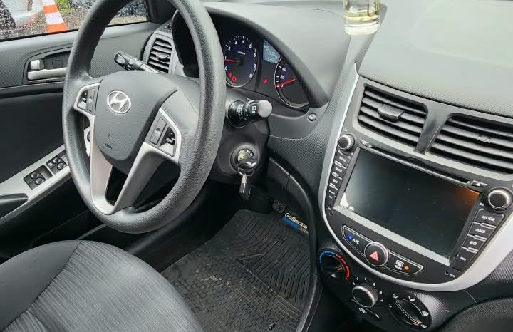 Hyundai Accent — foto 15 de 18