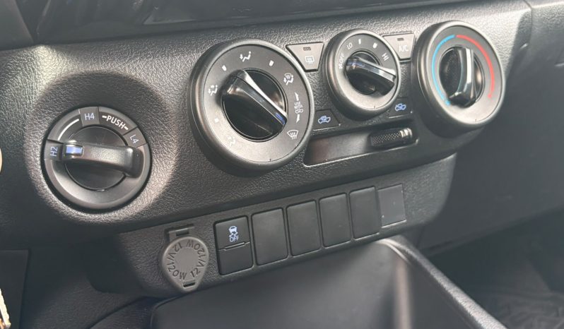 
								TOYOTA HILUX DX 2.4 MT 4X4 full									